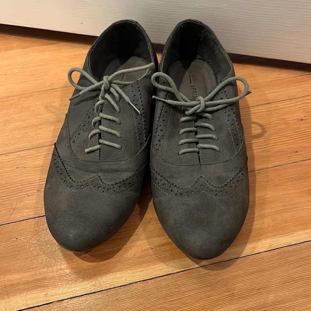 Women’s gray oxford shoes